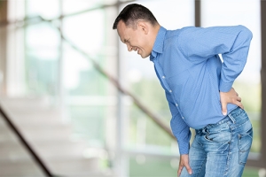 کمر درد ناشی از نشستن طولانی چه علائمی دارد؟
